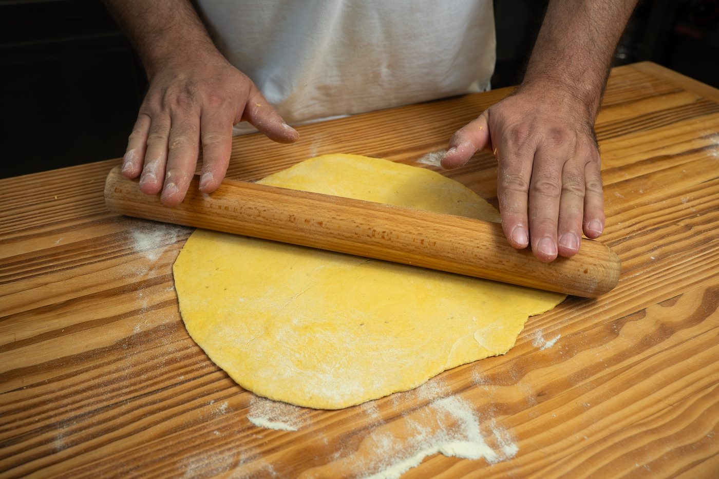 La sfoglia tirata a mano nella cucina di prova